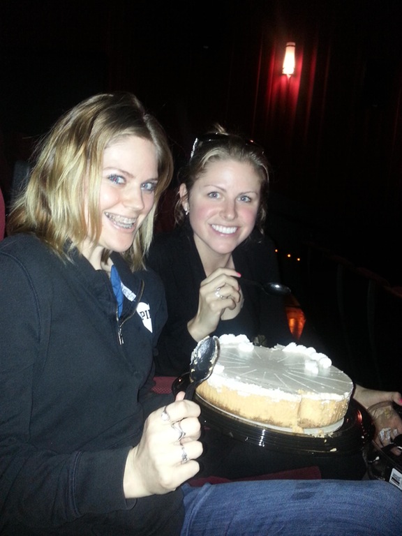 Terlalu Pintar, Makanan Yang Nggak Kamu Bayangin Bisa Masuk Bioskop